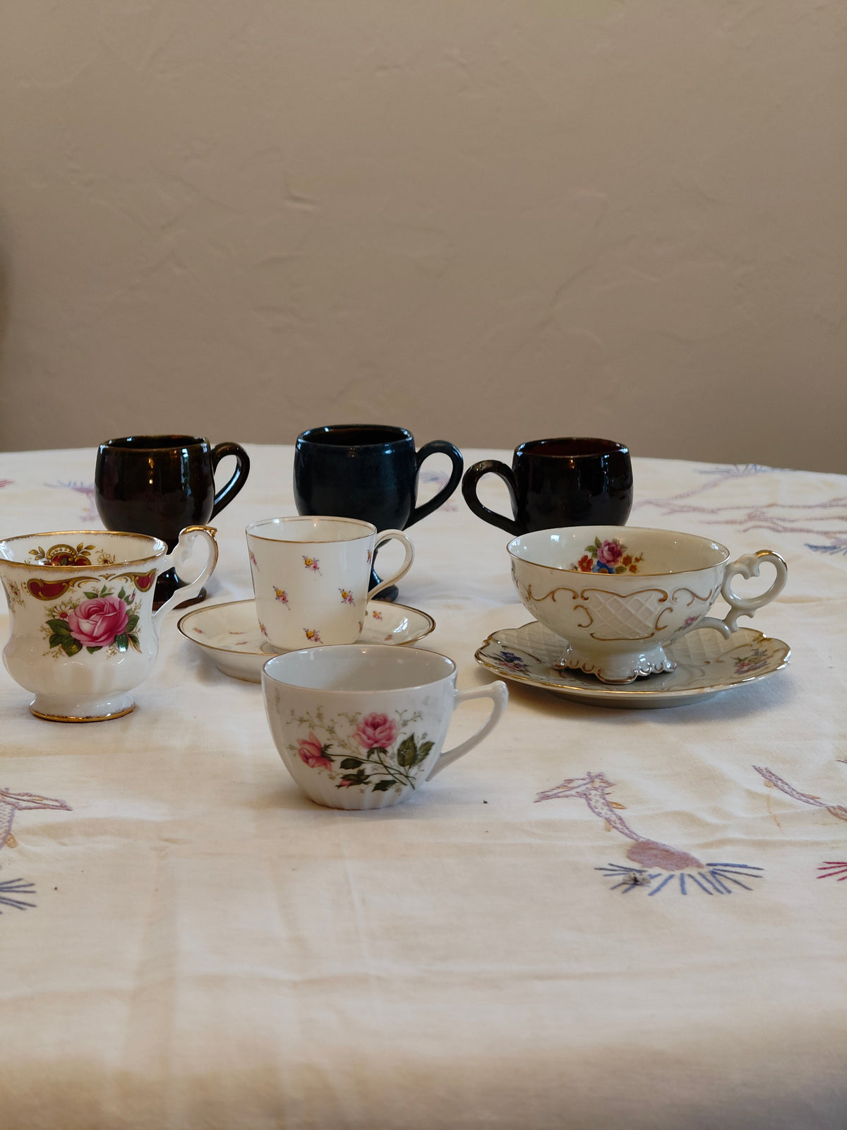 Sélection de tasses chinées anciennes choisies pour créer des bougies d’intention artisanales lunicornebougie