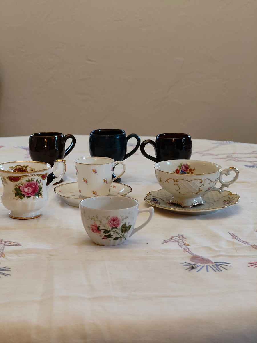 Sélection de tasses chinées anciennes choisies pour créer des bougies d’intention artisanales lunicornebougie